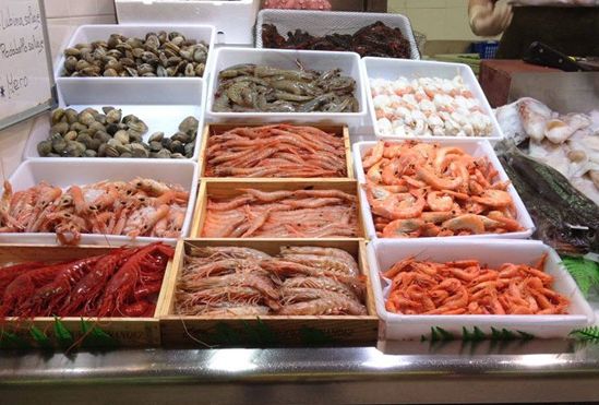 Domingo Navajas mariscos en recipientes